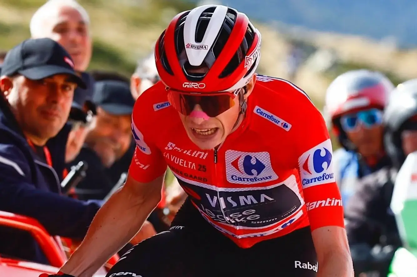 Jonas Vingegaard wygrywa wyścig Vuelta a España w kasku GIRO ARIES